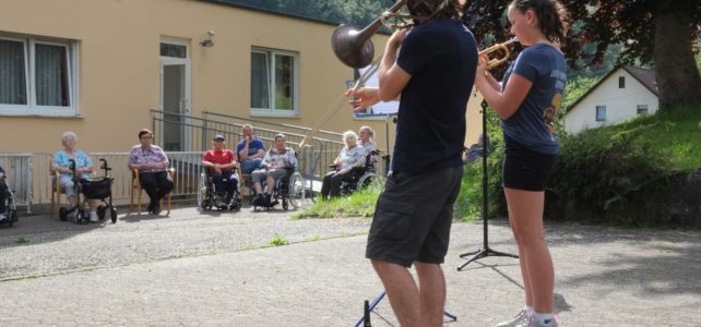 Jungmusiker spielen für Haus St. Vinzenz